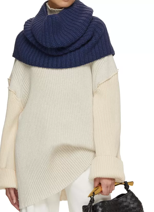 Scarves & Wraps>JOHNSTONS OF ELGIN Luxe Cashmere Snood With Shoulder Split